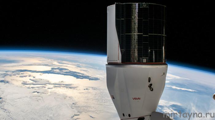 Впервые космический корабль Dragon 2 компании SpaceX Илона Маска скорректировал орбиту МКС. Почему это важно?