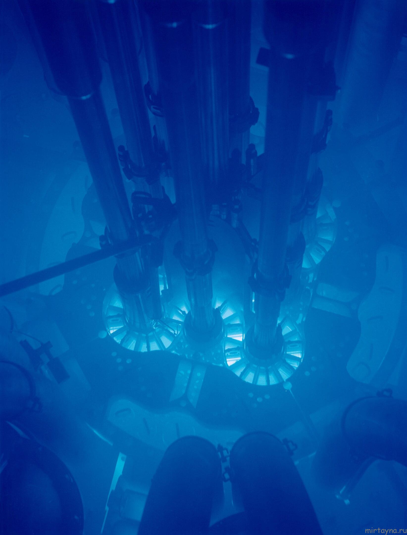 Cherenkov radiation nuclear reactor core